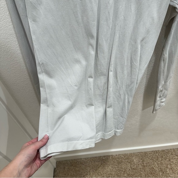 Lululemon swiftly tee white sparkly size 8 - Picture 3 of 8